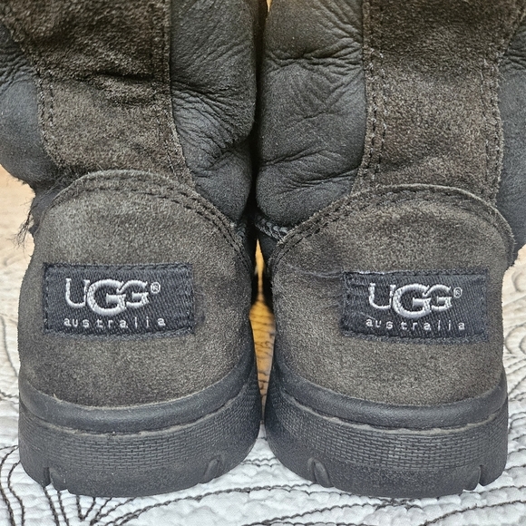 VGUC UGG Ultimate Short 5275 Black Suede Sheepskin Boots Womens 7 - Picture 12 of 16